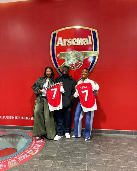 After Arsenal lost to West Ham, Bukayo Saka teamed up with Tems and Ayra Starr, gifts them jersey.
