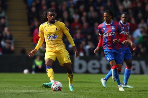 Alex Iwobi's 10-man Everton drop into danger zone after Palace draw