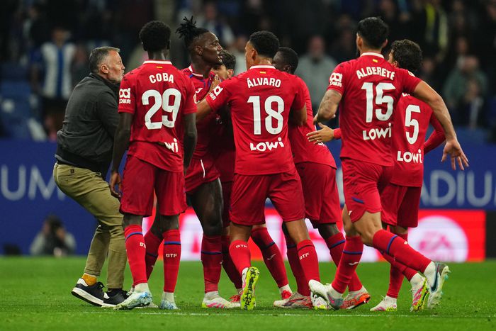 players protesting to the referee after the red card to Chrisantus Uche during the La Liga EA Sports match between RCD Espanyol and Getafe CF played at RCDE Stadium on April 18, 2025 in Barcelona, Spain. kpng Copyright: xBaguxBlancox xPRESSINPHOTOx