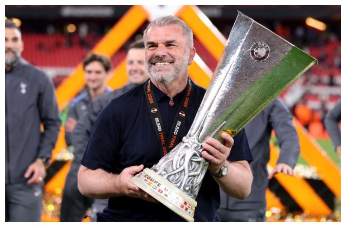 Postecoglou dedicates Europa League trophy to late father