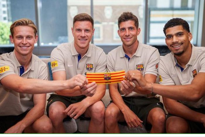 Sergi Roberto, Marc ter Stegen, Ronald Araujo, and Frenkie de Jong, in that order, will get the captain's armband for this season.