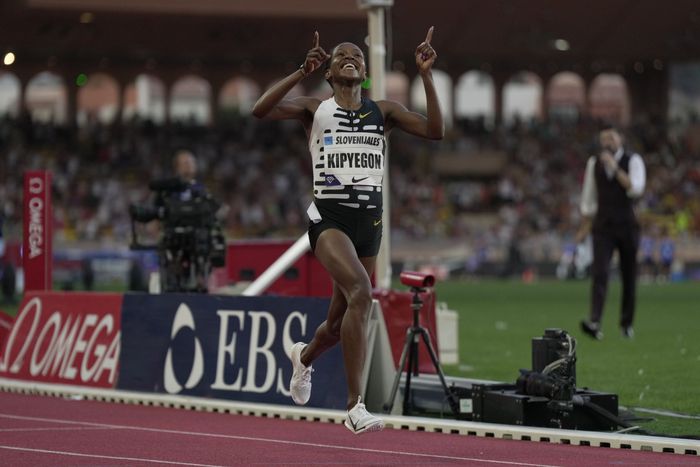 Faith Kipyegon smashes mile world record at Monaco Diamond League.