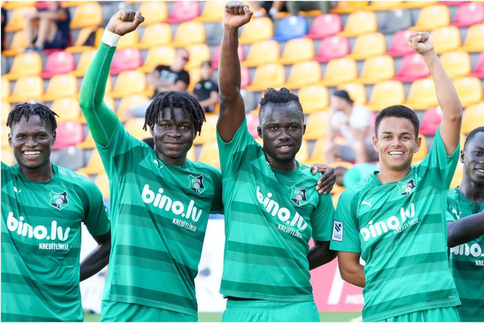 Taiwo (first from left) celebrates with his teammates.