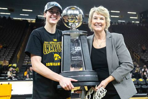 Caitlin Clark and Iowa Hawkeye's coach Lisa Bluder with the Big 10 championship trophy | Imago