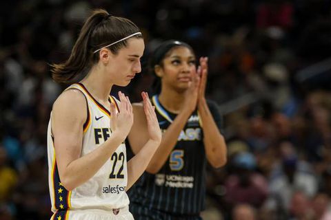 Caitlin Clark playing against the Chicago Sky | Imago