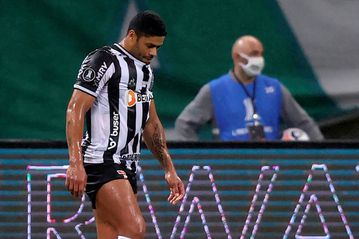 Hulk misses penalty in Palmeiras-Atletico Libertadores stalemate