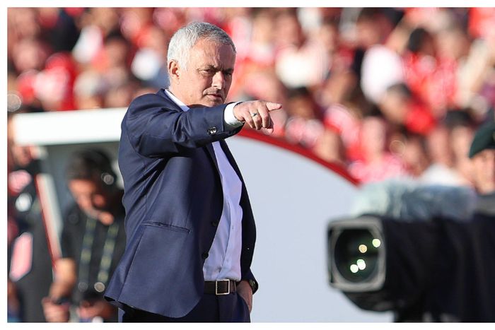 Mourinho gives inspirational speech to Benfica players