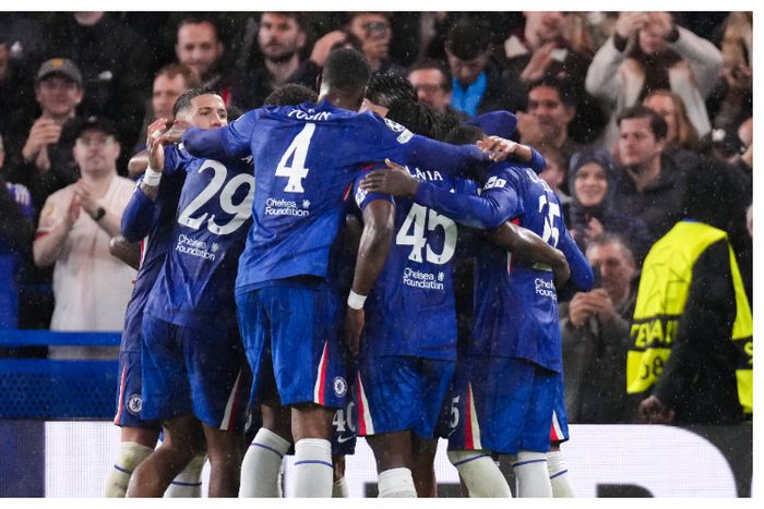 Chelsea demolish struggling Ajax