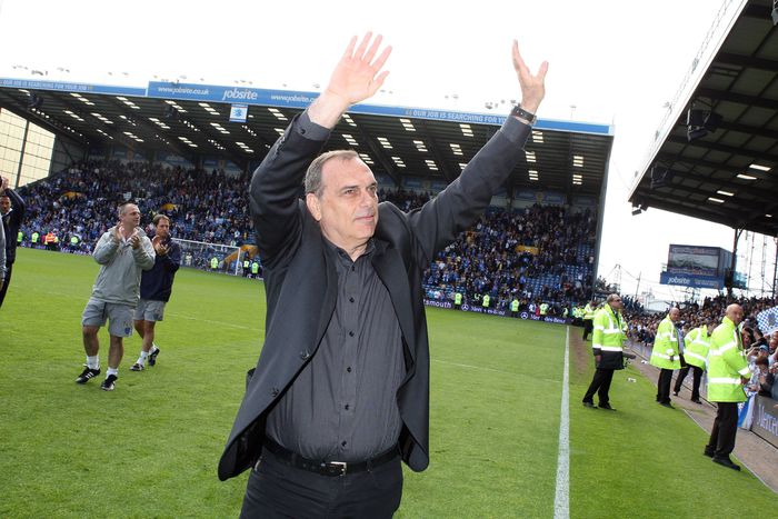 IMAGO / Colorsport  Football Barclays Premier League Portsmouth vs Wolverhampton Wanderers at Fratton Park FC Portsmouth s Coach Avram Grant applaudes the fans after the match 01/05/2010