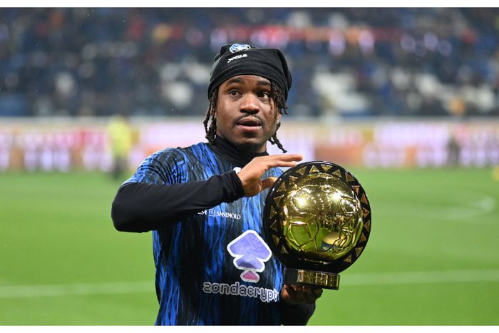 Lookman shows off CAF award to fans