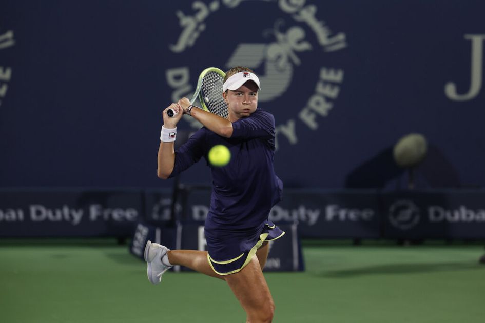 Tennis: Iga Swiatek beats Coco Gauff to set up Dubai Open final showdown  against Barbora Krejcikova