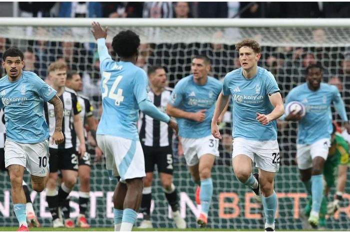 Ola Aina during the game against Newcastle. (Photo Credit: Premier League.)