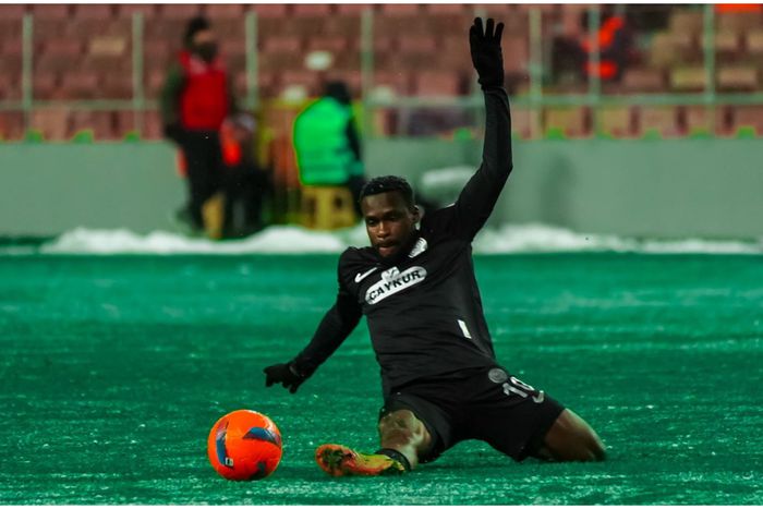 Ibrahim Olawoyin leaves it all on the pitch for Rizespor against Samsunspor. (Photo Credit: Olawoyin/X)