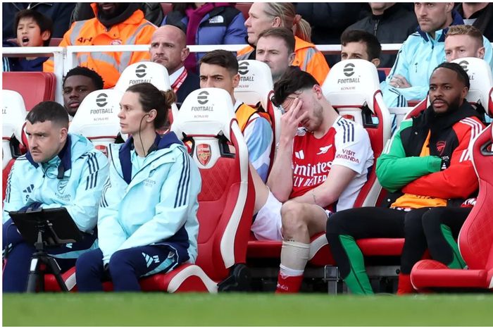 A dejected Arsenal bench after the loss to West Ham.
