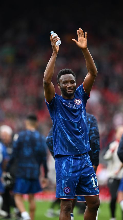 Super Eagles greats Mikel Obi and Celestine Babayaro could not stop Peter Crouch as Liverpool defeated Chelsea 2-0 in legends game.