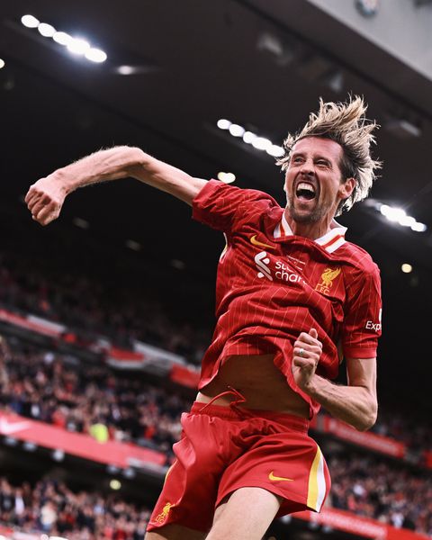 Super Eagles greats Mikel Obi and Celestine Babayaro could not stop Peter Crouch as Liverpool defeated Chelsea 2-0 in legends game.