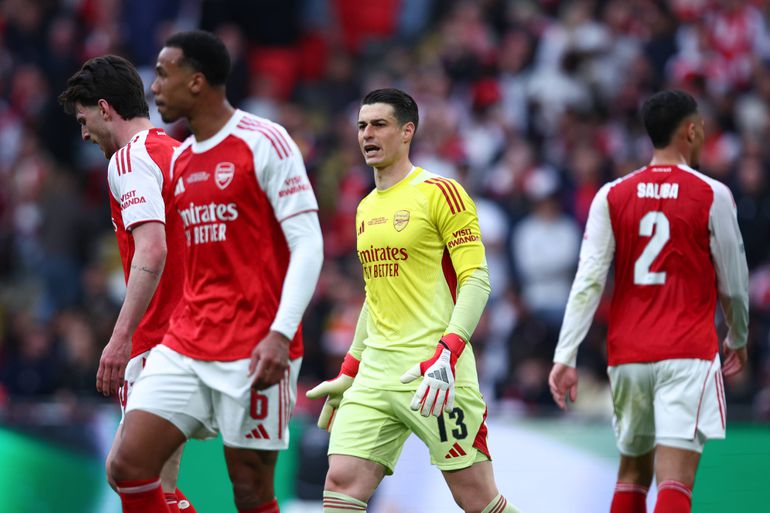 Arsenal players looking frustrated || imago