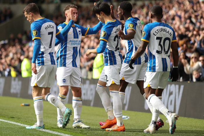 Kaoru Mitoma celebratees goal with Brighton teammates.