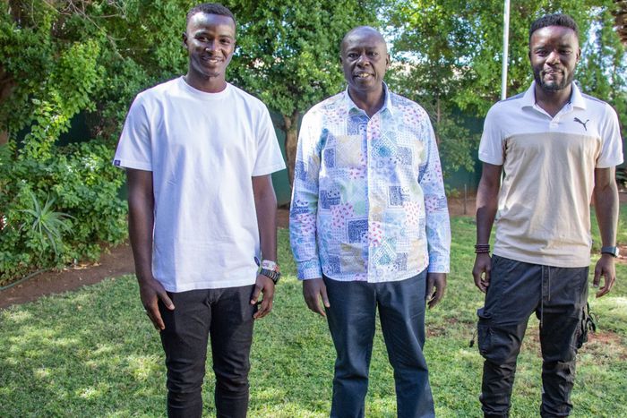 Deputy President Rigathi Gachagua (centre) and Kenyan players Duncan Otieno (left) and John Mark Makwata.