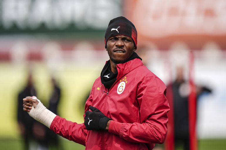 Victor Osimhen returns with a protective hand gear || Imago