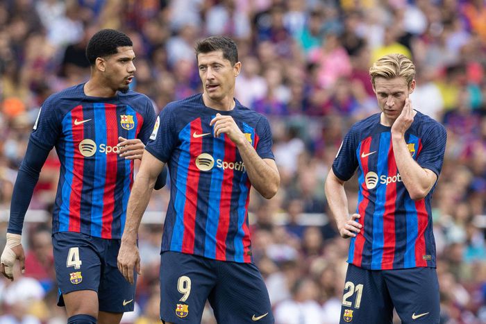 Frenkie De Jong, Robert Lewandowski and Ronald Araujo of Barcelona.