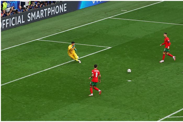 Bruno Fernandes with an easy finish from Cristiano Ronaldo's pass.