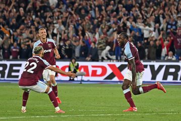 Antonio stars as West Ham crush 10-man Leicester