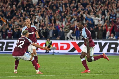 Antonio stars as West Ham crush 10-man Leicester