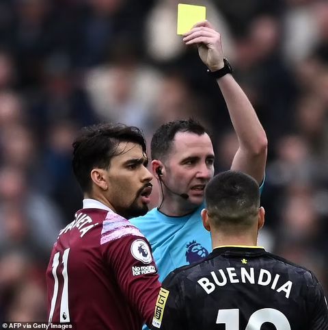 Lucas Paqueta's yellow card against Aston Villa || Daily Mail