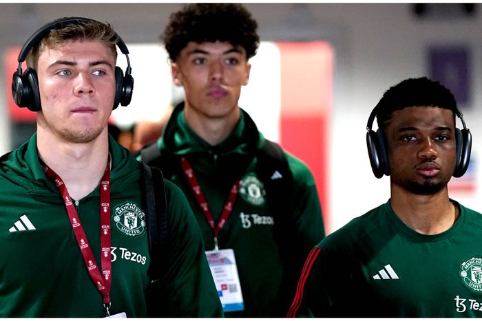 Amad (right) with his Manchester United teammates.