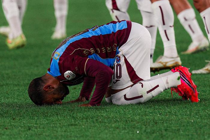 Egypt’s Mo Salah Ignites Turkish Football With Live Double to Hunt Down Victor Osimhen