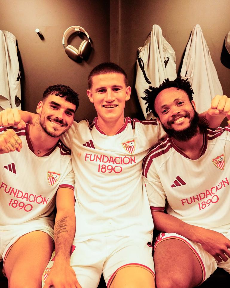 Chidera Ejuke with his fellow scorers.