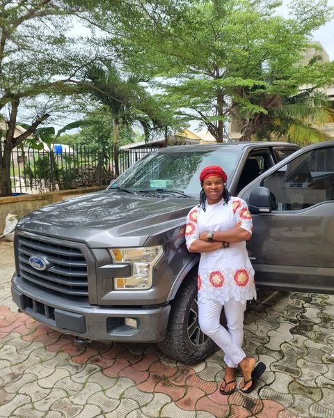 Oparanozie posed in a traditional outfit of top and trousers with a matching headgear. - Instagram/Oparanozie