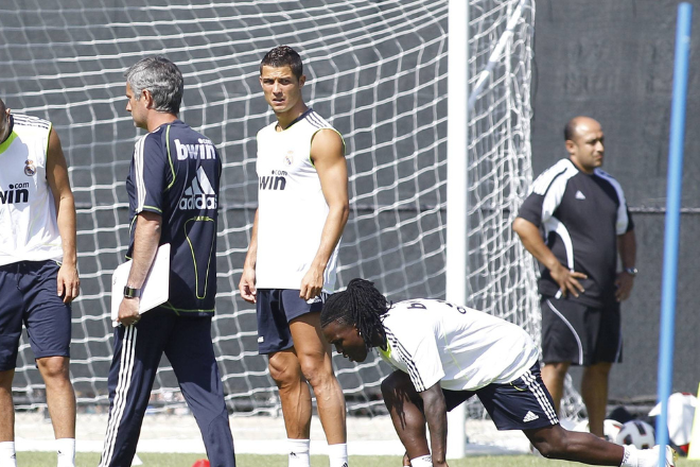 Jose Mourinho in Real Madrid training with Karim Benzema (L) and Cristiano Ronaldo (R) || Image credit: Imago