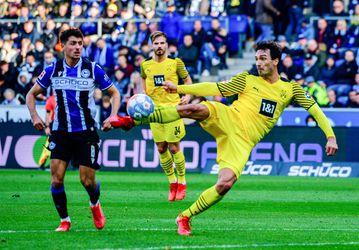 Lewandowski scores to keep Bayern Munich top of Bundesliga