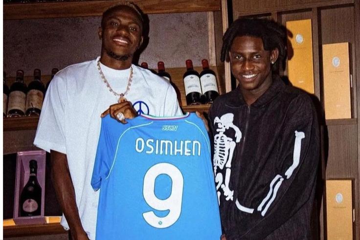 Osimhen is trending as he teamed up with Nigerian singer and rapper Crown Uzama, professionally known as Shallipopi.