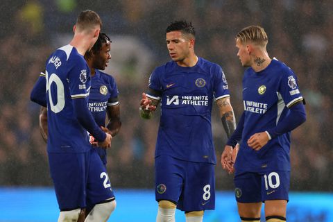 Chelsea players discussing || Credit: Imago