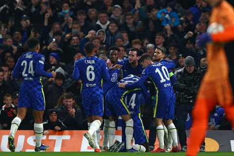 'Amazing' Chelsea reach Champions League last 16 with Juve rout