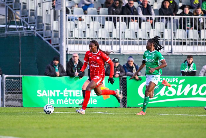 Super Falcons of Nigeria star Ifeoma Onumonu scores as Montpellier HSC beats St Etienne.