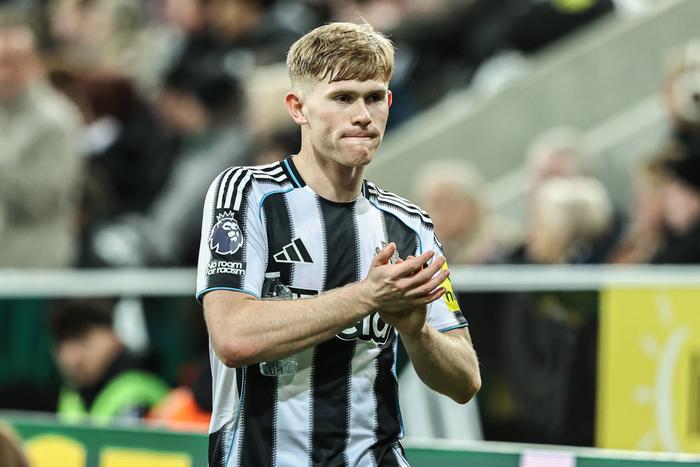 Manchester United prepare bid for Lewis Hall