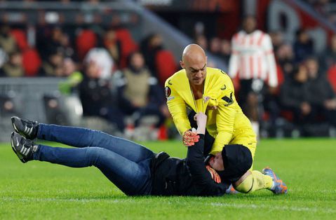 Sevilla keeper Dmitrovic survives fan attack in PSV loss