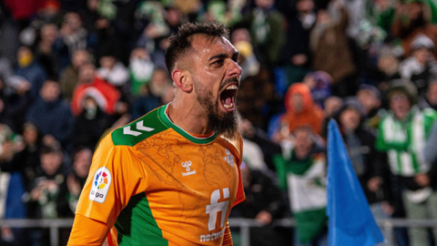 Four penalties and two red cards as Real Betis defeat hapless Elche