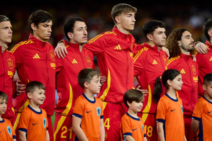 Dean Huijsen of Spain looks on prior the UEFA Nations League quarterfinal leg two match between Spain and Netherlands at Mestalla Stadium on March 23, 2025 in Valencia, Spain. (Photo by Jose Torres Photo Players Images Magara Press)