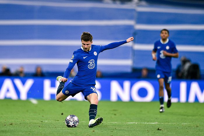 Chelsea midfielder Mason Mount in action