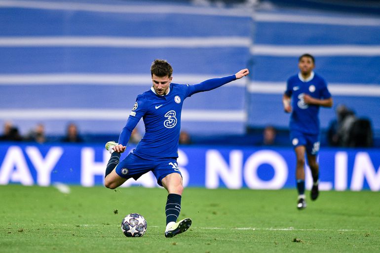 Chelsea midfielder Mason Mount in action