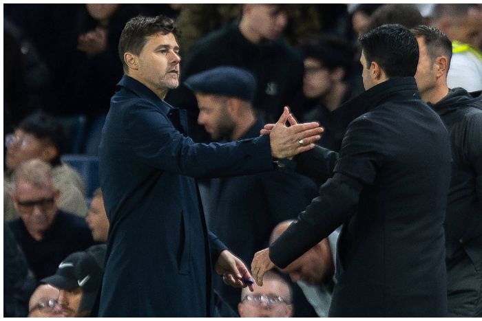Mikel Arteta (right) and his Chelsea colleague Mauricio Pochettino in a handshake.