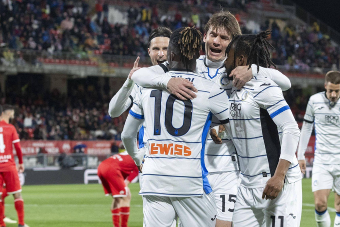 Atalanta players celebrating Ademola Lookman's goal against Fiorentina || Image credit: Imago