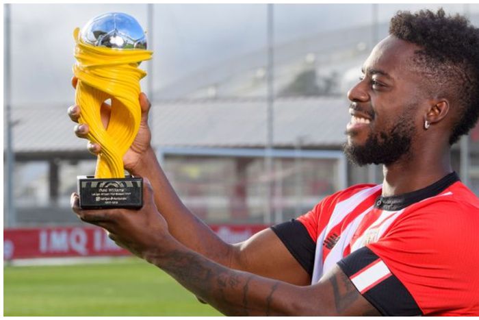 Ghana's Inaki Williams with the African LALIGA MVP award.