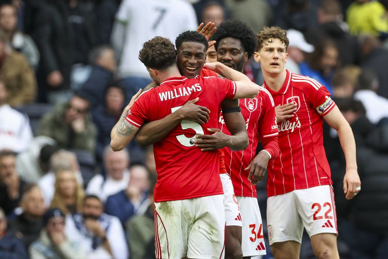 Nottingham Forest players celebrating ||  imago