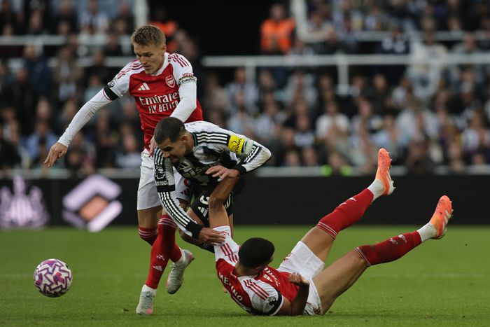 Arsenal vs Newcastle in Premier League action